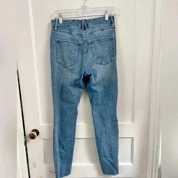 Good American Good Legs Crop
Skinny Jeans GLSHRE075T Blue663 Size 28 $149 - Picture 3 of 3
